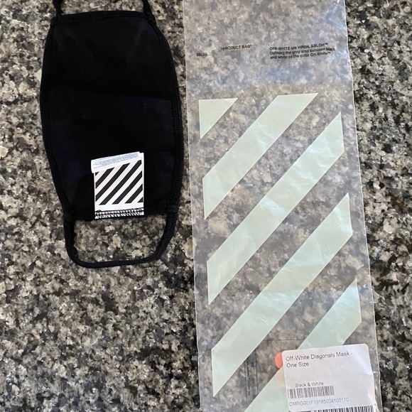 OFF-WHITE Diagonals Mask - Black/White - One Size - Picture 1 of 6